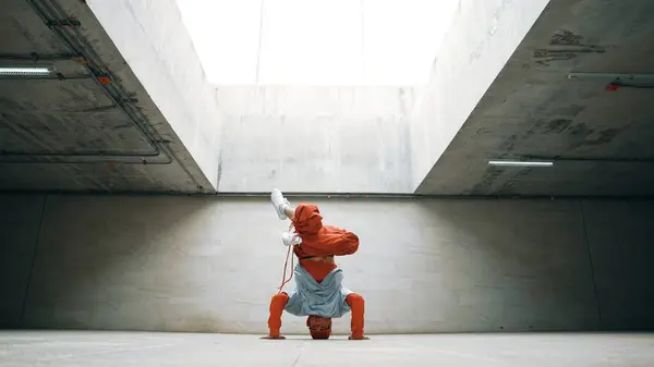 Mutlu Dansçı Adam Break Dansın Bina Içinde Serbest Stil Dansın — Stok fotoğraf