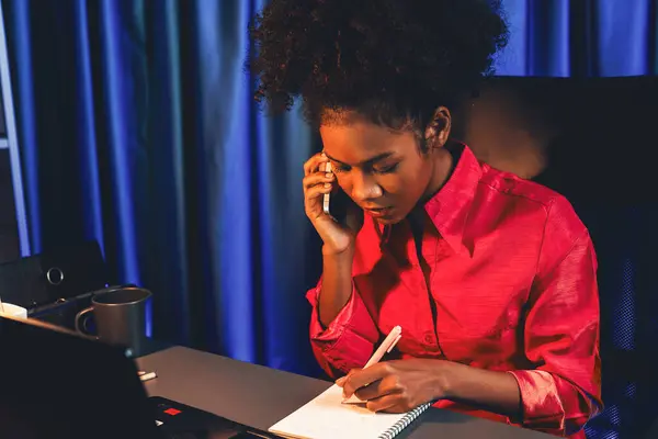 Ciddi yüzü olan güzel bir Afrikalı kadın bu yıl iş planlamacısıyla ilgili danışman ortak arıyor. Piyasa karındaki mevcut durum çözümleri hakkında bilgi pazarı segmenti aranıyor. Tatlandırıcı.