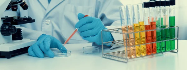 Laboratuvar Araştırmacısı Laboratuvar Tüpünde Renkli Kimyasal Sıvı Kullanarak Yeni Ilaç — Stok fotoğraf