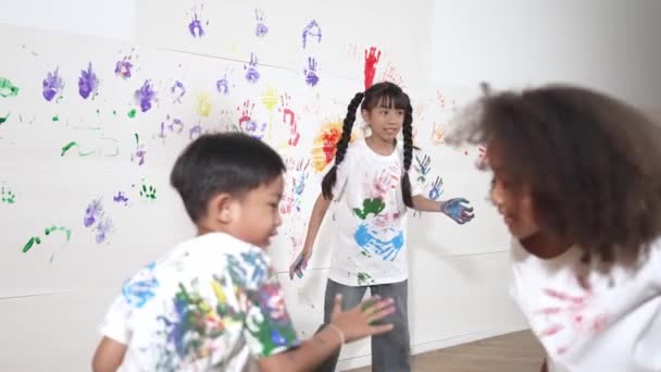 Играющие Дети Играют Бегают Разноцветной Окрашенной Рукой Белом Фоне Смешные — стоковое видео