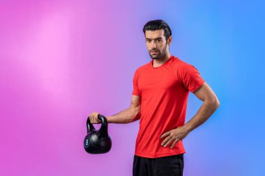 Vücut geliştirme egzersizi için ağırlık kaldırmak için kettlebell kullanan atletik ve sportif bir adam izole edilmiş arka planda ayakta duruyor. Sağlıklı aktif ve vücut bakımı yaşam tarzı