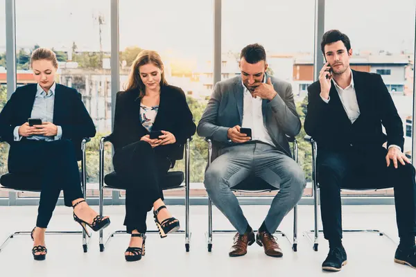 Empresárias Empresários Usando Telefone Celular Enquanto Esperam Cadeiras Escritório Para — Fotografia de Stock