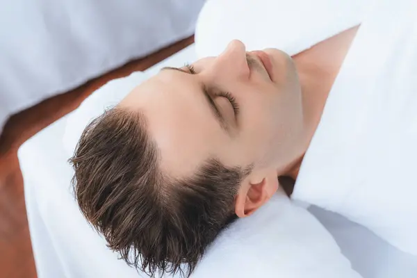 Hombre Caucásico Cliente Disfrutando Relajante Masaje Spa Estrés Mimos Con —  Fotos de Stock