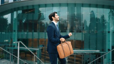 Başarılı bir iş adamı ofise yürürken terfi aldığı için kutlama yapar. Beyaz ırk, satış artışı ya da başarılı bir proje hakkında iyi haberler aldı. Müdür çok mutlu ve mutlu hissediyor. Sevinçli..