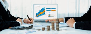 İş zekası analisti dizüstü bilgisayardaki BI yazılımını kullanarak finansal veri göstergesini ve büyüme destesini analiz ederek iş teknolojisini sembolize ediyor. Panorama 'da yatırım kararı. Kurnaz.