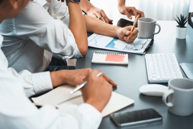 Çeşitli ofis çalışanlarından oluşan bir grup, ofis çalışma alanına yapışkan bir notla stratejik iş pazarlama planlaması üzerine beyin fırtınası yapıyor. İş yerinde olumlu ve verimli bir takım çalışması. Tedbirli.