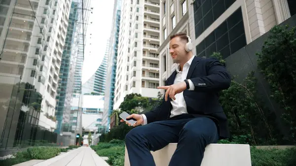 Homem Negócios Caucasiano Ouvindo Música Relaxante Enquanto Segura Telefone Celular — Fotografia de Stock