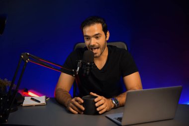 Yayıncı, fanclub dinleyicisiyle mikrofon kullanarak konuşuyor. Mor neon ışıklı modern stüdyoda yaratıcı olumlu düşünce konseptiyle canlı yayında finansal sorunları tartışıyor. Tahmin et..