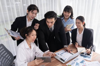 Ofis masasındaki finansal veri raporlarını analiz eden çeşitli bir grup iş analisti. Stratejik pazarlama planlaması için iş zekası analizi çizelgesi ve grafiği.