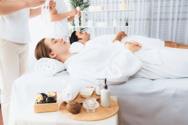 Kaplıca salonunun sakin, modern gündüz atmosferi, birkaç müşteri yüz maskesi takarak kendini yenilemeye çalışıyor. Yüz bakımı ve güzellik kozmetolojisi prosedürü. Sessiz.