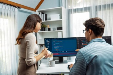 İki ekran ekranında yaratıcı web sitesi planlama yazılımını tartışan yetenekli geliştiriciler programı arka görüş konseptiyle ofiste tasarımı analiz eden tam yığın veri. Varsayım.