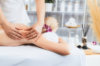 Kafkasyalı kadın müşteri stres önleyici spa masajının keyfini çıkarıyor ve lüks otel ya da oteldeki gündüz açık ortam güzellik salonunda güzellik teniyle eğleniyor. Sessiz.