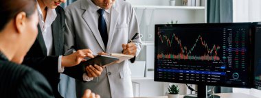 Profesyonel borsacı, finansal yatırım için yetenekli bir iş kadınına büyüme grafiği ile ilgili hisse senedi sundu. Hisse senedi. Hisse senedi. Borsa konsepti. Filizlenen..