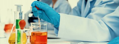 Laboratuvar araştırma ekibi, bilimsel uzmanlık ve laboratuvar ekipmanları ile sağlık hizmetlerini ilerletiyor, yeni ilaçlar araştırıyor ve laboratuvarda tedavi geliştiriyor. Panorama Katı