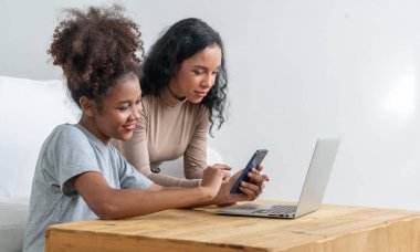 Genç mutlu bir kadın internetten alışveriş yaparak ürün satın alırken aynı zamanda internet üzerinden online kredi kartı ödeme sistemi ile çevrimiçi mağaza platformundan önemli siber güvenlik tarafından korunan ürünler sipariş ediyor.