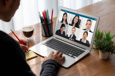 İş dünyasından iş adamlarının modern sanal grup toplantısı için video konferansındaki iş adamları