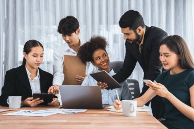 Çok ırklı analist ekibi toplantı masasındaki mali raporu analiz etmek için BI gösterge tablosunu kullanıyor. Çeşitli iş adamlarından oluşan bir grup, FIntech 'in veri analizini başarılı iş pazarlaması için kullanır. Uyum