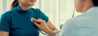 Hasta klinikte ya da hastane ofisinde doktor randevusuna gidiyor. Hastaların nabzını steteskopla kontrol ederken, doktor semptomları muayene ediyor ve teşhis ediyor. Panorama Katı