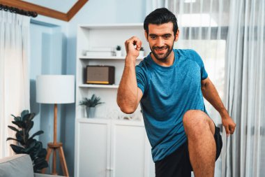 Atletik ve sporcu erkek vücut egzersizinde koşuyor. Formda fiziği ve sağlıklı spor yaşam tarzı için. Gaiety evde egzersiz eğitimi.