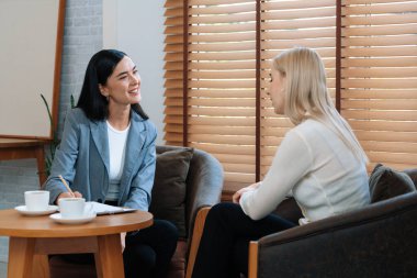 Psikolojik akıl sağlığı danışmanlığı ya da terapi seansındaki genç ve profesyonel bir hastadan akıl hastalığı teşhisi koyarken yardım istemek. Zihinsel tedavi seansı. Blithe