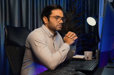 İki pc ekranda veri yazılım geliştirme analizi yapan akıllı bilişim geliştiricisi, neon ışıklı siber ofiste güncellenmiş uygulama programı güncellenmiş online web sayfası sistemi yaratıyor. Tahmin et..