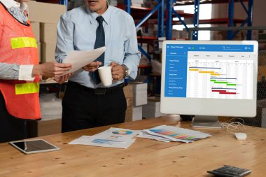 Ekip projesinin zaman çizelgesini gösteren bilgisayar ekranında, modern iş projesi yönetimi için proje planlama yazılımı