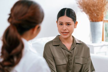 Ruh sağlığı için psikolog, depresyon ya da yaşam başarısızlığından sonra keder tedavisi gören üzgün bir kadın. Hayal kırıklığına uğramış genç bir kadın klinikteki duygular hakkında bir psikologla konuşuyor.