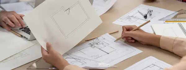Ειδικευμένος Αρχιτέκτονας Σχεδιάζει Σχέδια Χαρτί Ενώ Αρσενικός Μηχανικός Εργάζεται Φορητό — Φωτογραφία Αρχείου