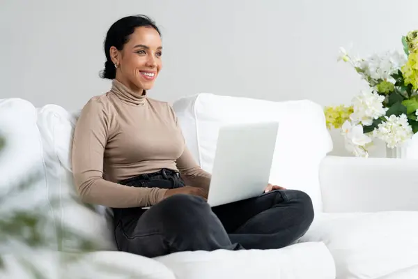 非洲裔美国妇女在互联网上使用笔记本电脑从事重要工作 在家里工作的秘书或在线内容写作 — 图库照片