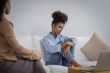 Travma sonrası stres bozukluğu olan üzgün bir kadın psikoloğu, depresyon ya da kalp yetmezliğinden sonra üzüntülü bir ruh sağlığı terapisi görüyor. Hayal kırıklığına uğramış genç bir kadın klinikteki duygular hakkında bir psikologla konuşuyor.