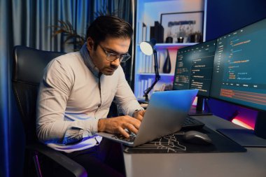 Akıllı IT geliştiricisi, yazılım kodlama sisteminde Neon Light ofis odasında yazı yazmak için çalışıyor, uygulama programı güncellemesi en son online web sitesi veritabanını çevrimiçi yapıyor. Tahmin et..