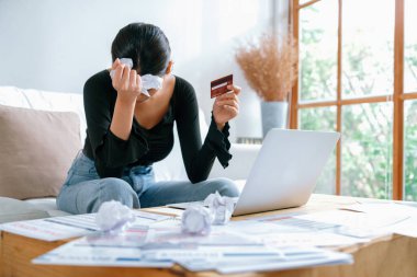 Stresli genç kadının kredi kartı borçlarıyla ilgili maddi sorunları var. En çok kötü kişisel para ve mortgage ödeme yönetimi krizi kavramını gösteriyor..