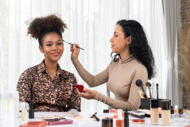 Kadın nüfuzlu kişi canlı yayında video görüntülerini çekiyor. Makyaj çok önemli sosyal medya ya da blog. Kozmetik stüdyosu ışıklandırmalı mutlu genç kız çevrimiçi pazarlama oturumu yayını için..