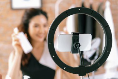 Kadın Etkilenen Vlog video görüntülerini canlı olarak çekiyor. Makyajın çoğu sosyal medya ya da blog 'u anlatıyor. Kozmetik stüdyosu ışıklandırmalı mutlu genç kız çevrimiçi pazarlama oturumu yayını için..