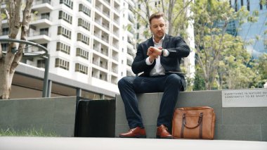 Profesyonel Kafkasyalı iş adamları da nöbet tutarken Green City 'de buluşmayı hatırlatıyorlar. Erkek lider saati zamanı hatırlatmak için kullanır ve buluşmada geç kalıp parkta oturmaz. Urbane.