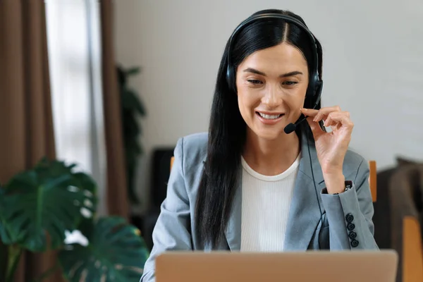 女呼叫中心操作员或客户服务服务台工作人员在工作空间工作 同时在耳机上交谈 为客户提供帮助 专业的现代商业服务 — 图库照片