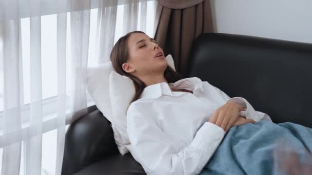 Νεαρή Γυναίκα Ασθενής Ξαπλωμένη Σχισμή Απελευθερώνει Συναίσθημα Από Τραυματικό Γεγονός — Αρχείο Βίντεο