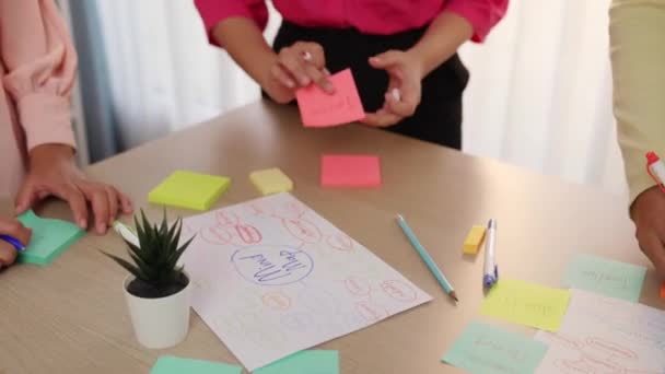 Slow Motion Hand Close Van Startup Werknemer Team Brainstormen Strategisch — Stockvideo