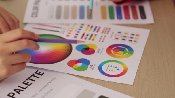 Zeitlupe Hand Nahaufnahme Von Zwei Designern Brainstorming Und Farbauswahl Für — Stockvideo
