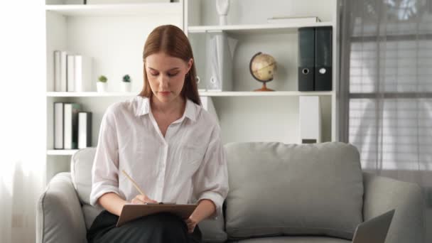 Επαγγελματική Γυναίκα Ψυχολόγος Πρόχειρο Πορτρέτο Κάθεται Πολυθρόνα Στο Γραφείο Ψυχίατρο — Αρχείο Βίντεο