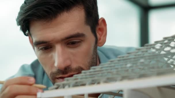 Professionelle Architekten Ingenieur Mit Bleistift Messung Modell Dachlänge Einem Modernen — Stockvideo