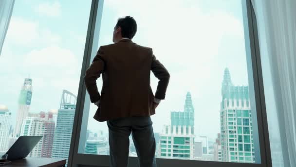 Visszapillantás Ambiciózus Üzletember Áll Díszített Iroda Bámul Ablakon Városkép Kilátást — Stock videók