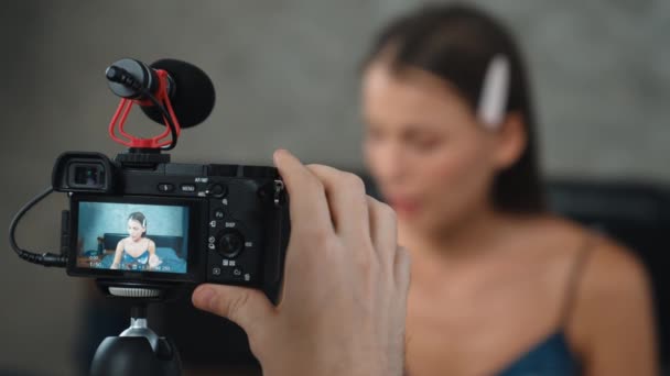 Pacar Atau Juru Kamera Dengan Peralatan Live Streaming Film Wanita — Stok Video