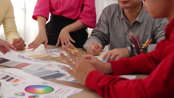 Σχεδιαστής Ομάδα Brainstorming Και Την Επιλογή Χρώματος Για Γραφιστική Σχεδίαση — Αρχείο Βίντεο