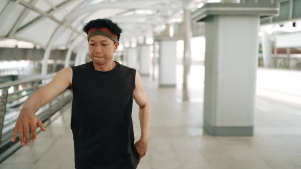 Dançarino Bonito Inteligente Movendo Mãos Enquanto Dança Música Hip Hop — Vídeo de Stock