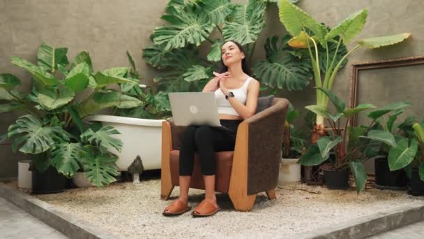 Mujer Joven Moderna Que Estira Cuerpo Después Trabajar Forma Remota — Vídeo de stock