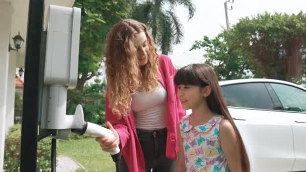 Ευτυχισμένο Μικρό Κορίτσι Μαθαίνουν Για Την Οικολογική Και Ενεργειακή Βιωσιμότητα — Αρχείο Βίντεο