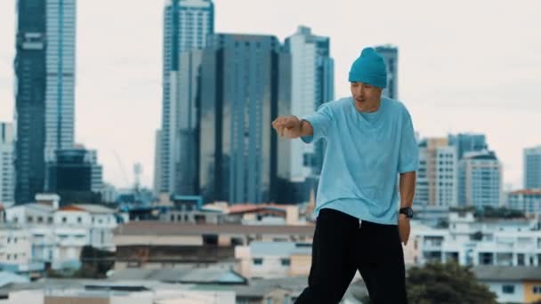 Επαγγελματίας Καυκάσιος Χορευτής Boy Που Εξασκείται Στο Street Dancing Στην — Αρχείο Βίντεο
