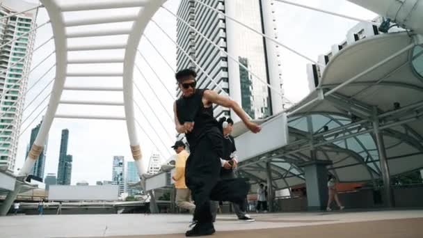 Kelompok Penari Multikultural Profesional Bersorak Sementara Hipster Asia Melakukan Langkah — Stok Video