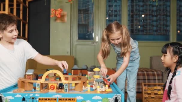 Wielokulturowa Dziewczyna Gra Zabawka Aby Poprawić Rozwijać Kreatywność Zróżnicowany Uczeń — Wideo stockowe